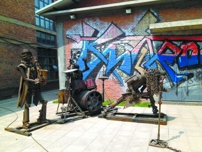 图为中国音乐城里,用废旧钢铁材料焊接成的披头士乐队. 高玉 摄